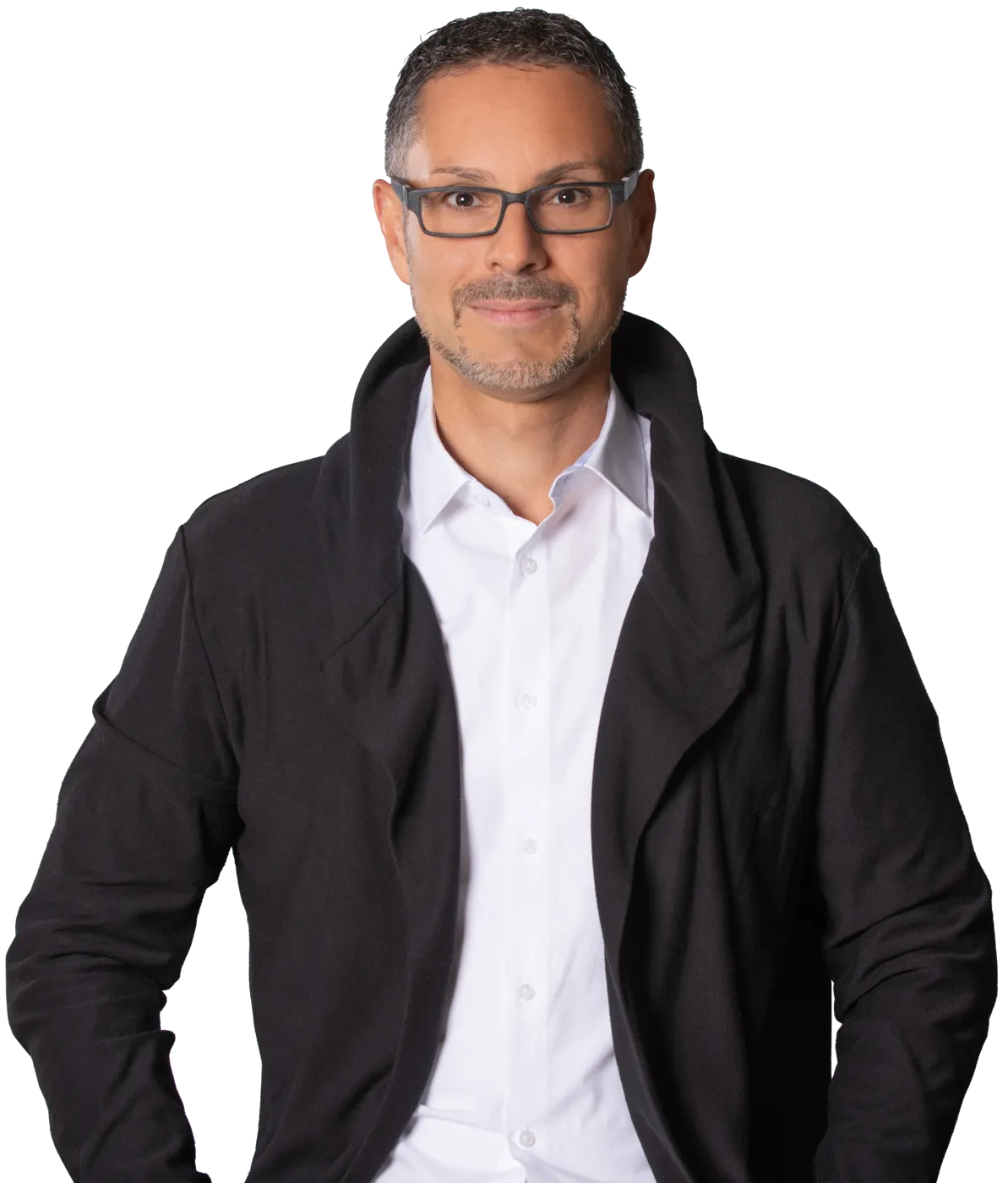 Patrick Schmid im schwarzen Cardigan, ruhig, mit Blick geradeaus.